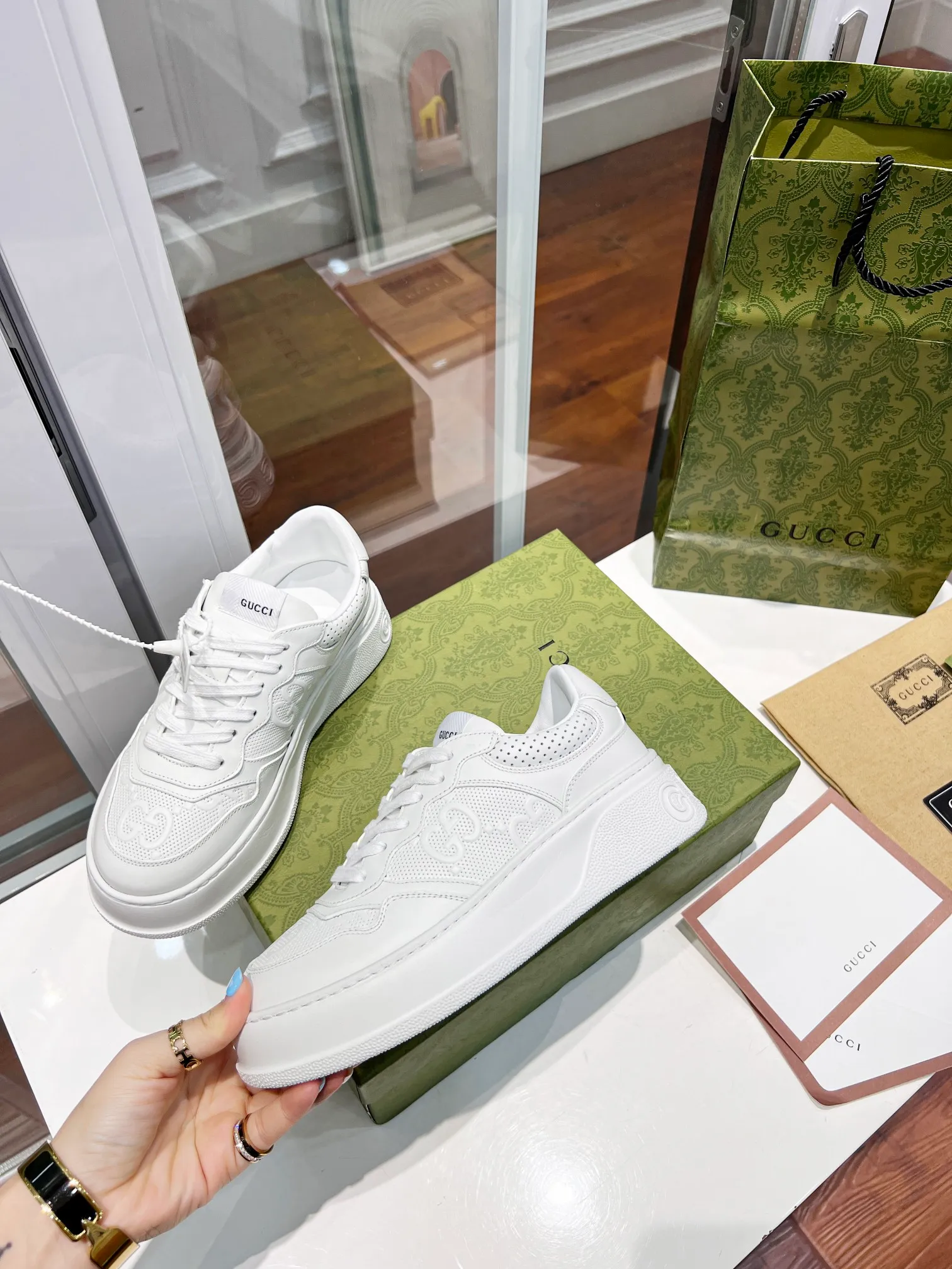 👟👟Ex-factory price 480👟👟 Women's Shoe Factory New Chunky B series lightweight soft thick sole sports series! G family's white shoes for couples, GUUC* counter-synchronized shoes, ancient and exotic catwalk models! The style design is light, luxurious and retro...thick sole increases height...similar to an upgraded version of classic white shoes! Original customized cowhide fabric (classic old floral fabric, perforation, embossing process), cowhide lining, original foam lightweight outsole, GG Logo on the heel, 4cm thick sole, classic Gucci webbing... Women's 35-40/Men's 39-44 (full size) Women's 41, Men's 45 are custom-made and non-returnable